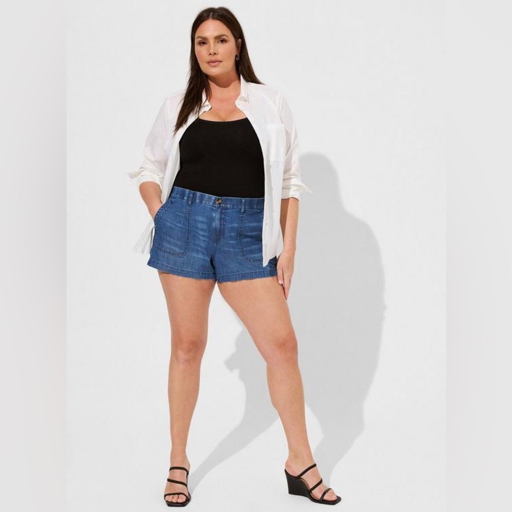TORRID Relaxed Utility Lightweight Mid-Rise Shorts in Size 20, EUC